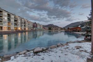キーストーンにあるArgentine 1507 by SummitCove Lodgingの建物と雪のある川の景色 +35枚の写真