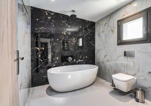 Ένα μπάνιο στο Christian Luxury Villa