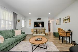 a living room with a green couch and a tv at Meadow View BNB in Lima
