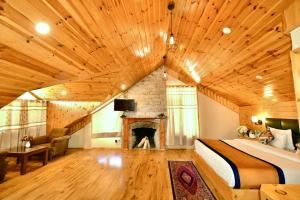 ein Schlafzimmer mit einem Bett und einem Kamin in der Unterkunft Chichoga Heights in Manali