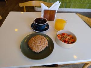 ein Tisch mit einem Teller Essen und einem Getränk in der Unterkunft Hotel Villamar in Veracruz