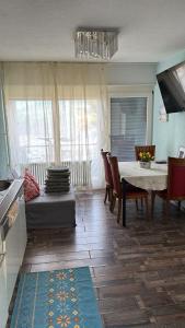 Una cocina y una sala de estar con mesa y sillas. en Appartement Belle Vue, en Lugano