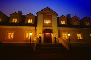 una grande casa di notte con le luci accese di Hotel Maxim Kwidzyn a Kwidzyn