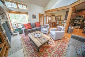 Posezení v ubytování Starfire 1979 by SummitCove Lodging