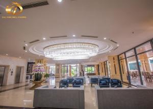 un gran vestíbulo con sillas y una lámpara de araña en Khách sạn Vũ Phong Prime, en Sầm Sơn