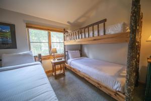 Postel nebo postele na pokoji v ubytování Starfire 1979 by SummitCove Lodging + 62 fotografií