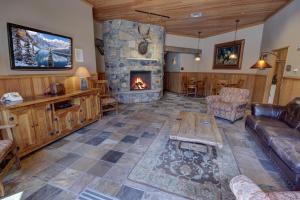 ein Wohnzimmer mit Couch und Kamin in der Unterkunft Jack Pine 8008 by SummitCove Lodging in Keystone