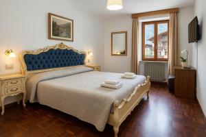 BallinoAlbergo Locanda Corona的卧室里有一张床，床上放着两条毛巾。