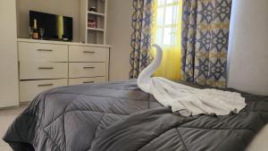 سرير أو أسرّة في غرفة في Sunsetcrest Tranquil Getaway