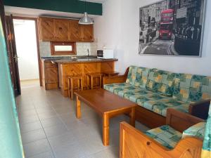 A kitchen or kitchenette at Casa Teresa. Duplex en Maspalomas