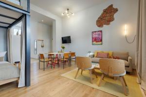a living room with a couch and a table at homie stay am spital in Würzburg +14 photos