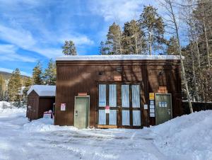 キーストーンにあるWild Irishman 1059 by SummitCove Lodgingの雪の小さな木造建築 +38枚の写真
