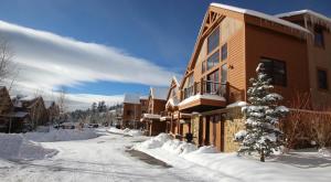 eine schneebedeckte Straße vor einem Haus in der Unterkunft Antlers Gulch 303 by SummitCove Lodging in Keystone