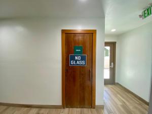 a no glass sign on the side of a door at Quicksilver 1613 by SummitCove Lodging in Keystone