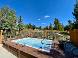 einen Whirlpool auf einer Terrasse mit einem Zaun in der Unterkunft Antlers Gulch 303 by SummitCove Lodging in Keystone + 54 Fotos