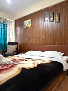 a bedroom with a large bed with a wooden wall at Sparid Inn in Darjeeling