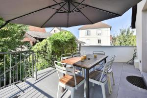 Balkón nebo terasa v ubytování le refuge fleuri T5 avec terrasse et jardin