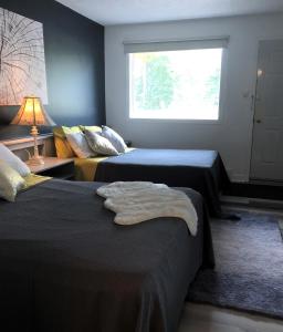 una camera da letto con due letti e una finestra di Oasis nordique a Lac-Simon Altre 12 foto