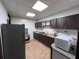 Kuchyň nebo kuchyňský kout v ubytování Al Ain Host