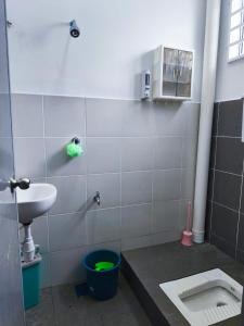 een badkamer met een wastafel en een toilet bij Ustazahhomestay in Bemban