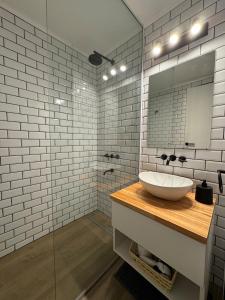 un baño con lavabo y espejo en Ideal Apartment in Bariloche, en San Carlos de Bariloche