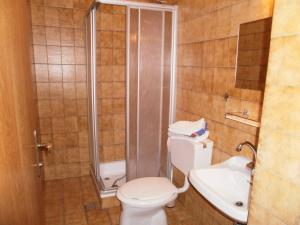 A bathroom at Ferienpension Garni Hubert Rigelnik Még 37 kép