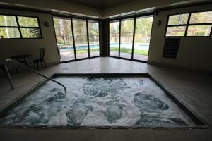 un jacuzzi en el medio de una habitación en Northstar 1959 by SummitCove Lodging, en Keystone