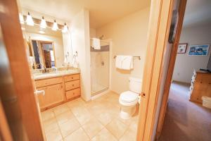 ein Badezimmer mit Toilette, Dusche und Waschbecken in der Unterkunft Black Bear 8064 by SummitCove Lodging in Keystone + 48 Fotos