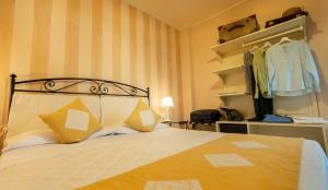 A bed or beds in a room at Cascina La Commenda