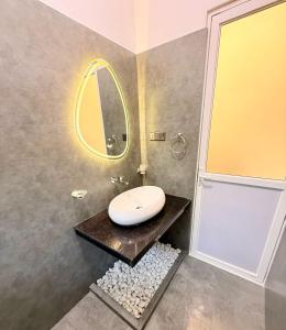 ein Badezimmer mit Waschbecken und Dusche in der Unterkunft Airport Heaven's Corner Home Stay Negombo in Etgala