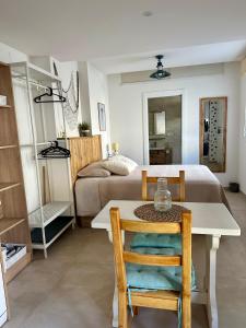 a bedroom with a bed and a table and chairs at La medusa flamenca in Santa Pola +2 photos