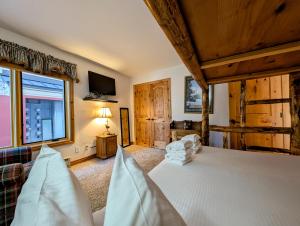 Una cama o camas en una habitación de Ski Run 501 by SummitCove Lodging 36 fotos más