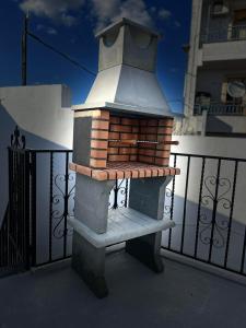un forno di mattoni posto in cima a una recinzione di Apartamento Suite Puerta del Sol II a Montijo