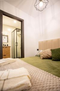una camera da letto con un letto con due asciugamani sopra di Apartamento Suite Puerta del Sol II a Montijo