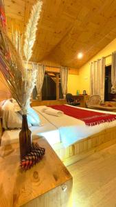 ภาพในคลังภาพของ Absoulte Freedom Snowy Water Stream Luxury Cozy BnB Retreat ในNagar