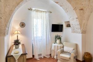 TV a/nebo společenská místnost v ubytování Trullo Sorluca - relax e comfort per famiglie nella Valle d'Itria