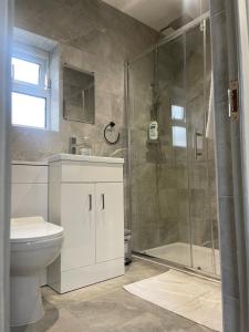 Koupelna v ubytování Entire Luxville 5 Bedroom Home + 38 fotografií