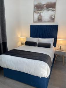 Postel nebo postele na pokoji v ubytování Entire Luxville 5 Bedroom Home