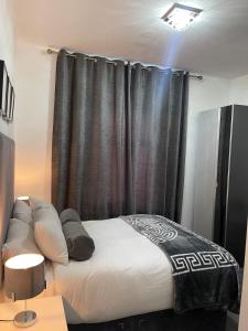 Postel nebo postele na pokoji v ubytování Entire Luxville 5 Bedroom Home