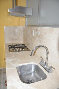 Una encimera de cocina con un fregadero y una estufa. en Hotel Santa Lucia del Bosque, en San Luis Potosí 67 fotos más