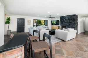 Χώρος καθιστικού στο 5BR Oasis with Pool, Arcade, Sauna