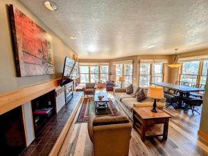 Χώρος καθιστικού στο Quicksilver 1660 by SummitCove Lodging