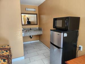 Kuchyň nebo kuchyňský kout v ubytování Two Palms Motel