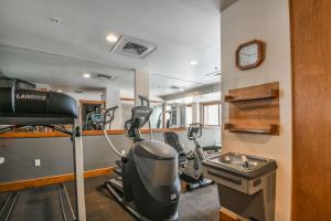 einen Fitnessraum mit Laufbändern und Laufband in der Unterkunft Springs 8846 by SummitCove Lodging in Keystone