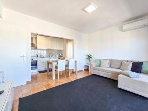 ポルティマンにあるApartment Panorama Rocha Serenityのソファとテーブルのあるリビングルーム