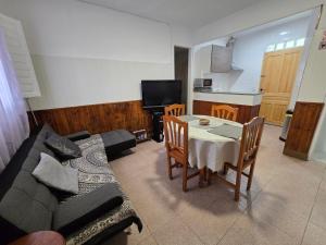 Foto dalla galleria di Chalet Ebro barbacoa a Riba-roja d'Ebre Altre 46 foto