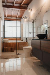 a bathroom with a toilet and a sink and a tub at Suite con jacuzzi en El Poblado in Medellín