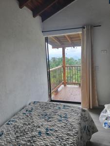 une chambre avec un lit et une vue sur un balcon dans l'établissement La cabaña - Finca los Martinez, à Támesis 16 autres photos