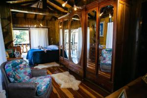 a room with a bedroom and a bed and chairs at Casa da Família no Sítio Mannes in Antônio Carlos +49 photos