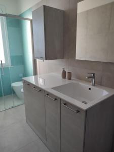 un bagno con un lavandino bianco e un water di Due passi dal mare a Bellaria-Igea Marina